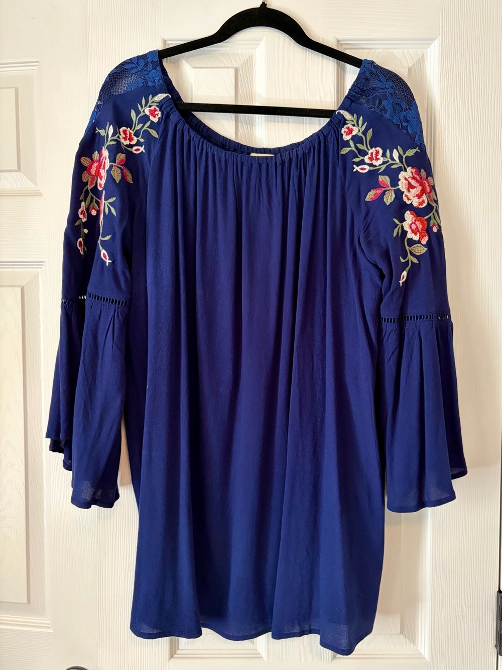 EUC Umgee navy Blue Embroidered Peasant Tunic with flowy sleeves